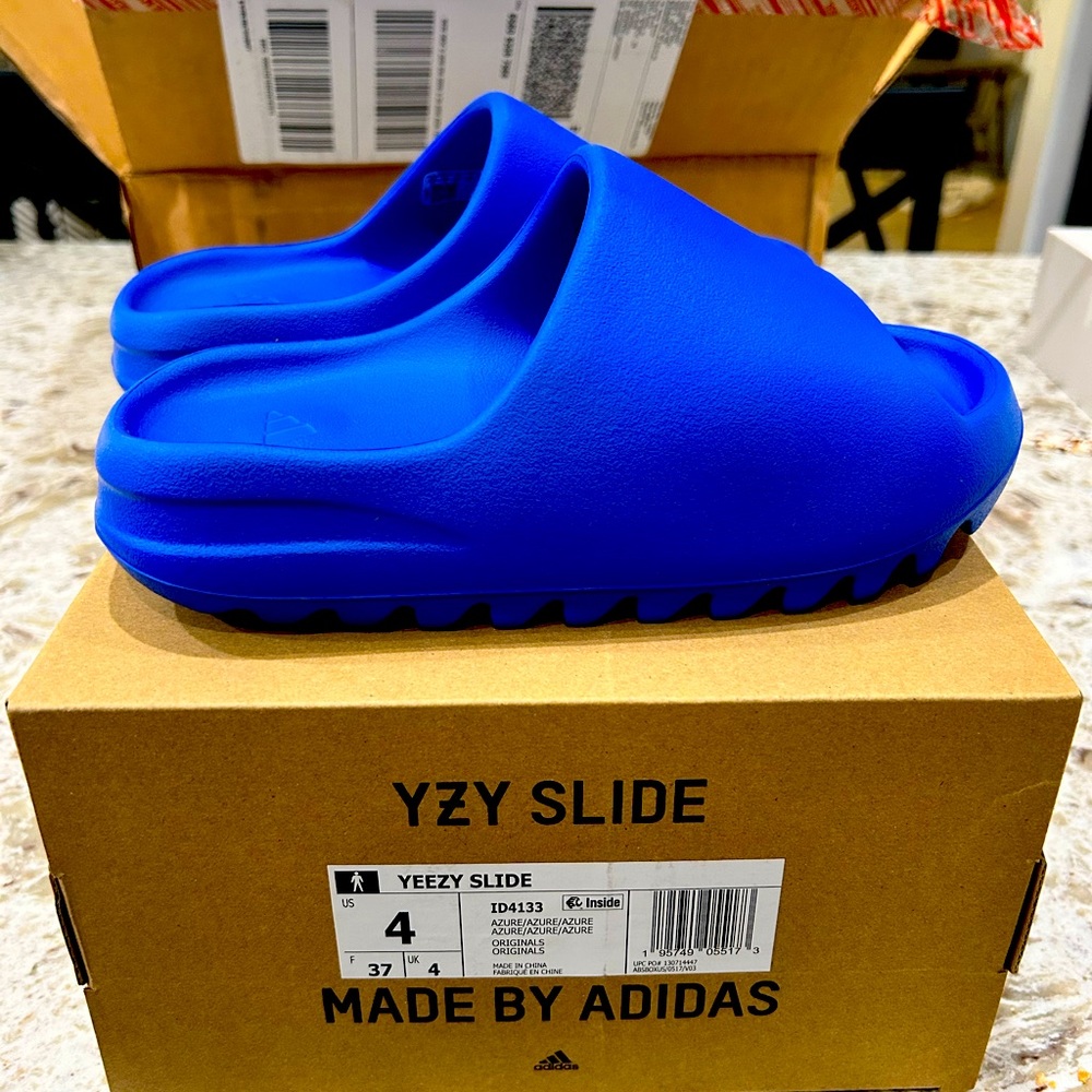 Yeezy slide azure size 4